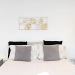 Cosy 1 Bedroom Studio Walking Distance To Mall With Parking Available