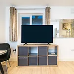 Cosy 1 Bedroom Studio Walking Distance To Mall With Parking Available