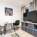 Cosy 1 Bedroom Studio Walking Distance To Mall With Parking Available