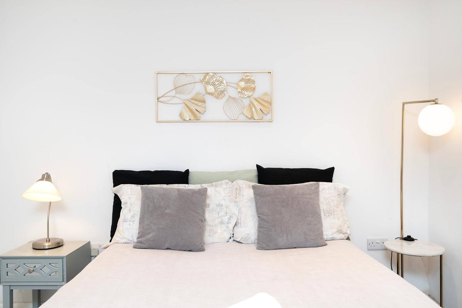 Appartamento Cosy 1 Bedroom Walking Distance To Mall With Parking Available Londra