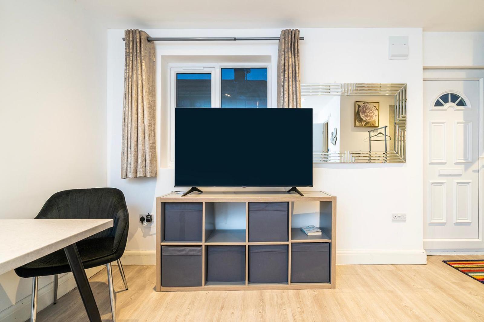 Appartamento Cosy 1 Bedroom Walking Distance To Mall With Parking Available