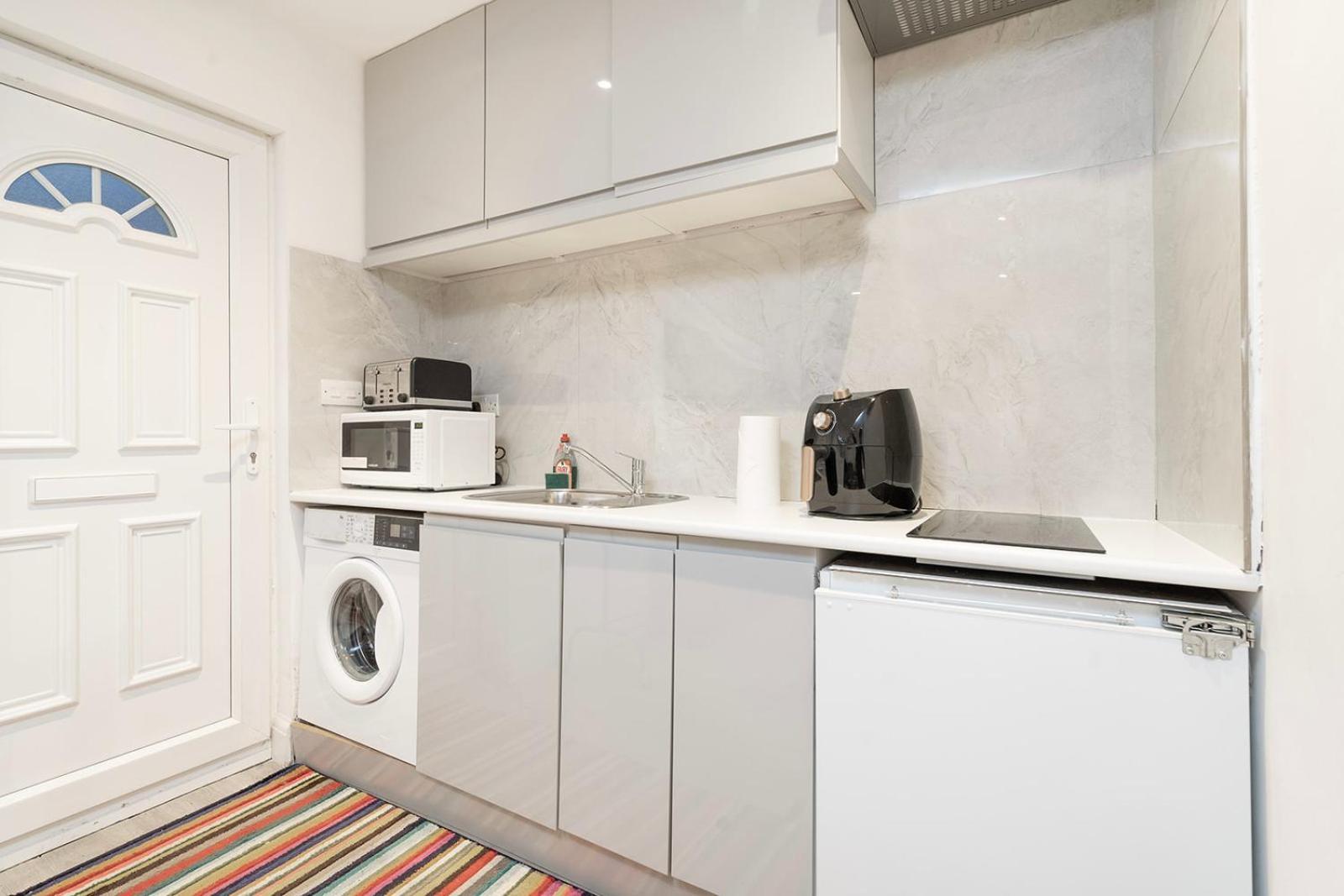 Appartamento Cosy 1 Bedroom Walking Distance To Mall With Parking Available Londra