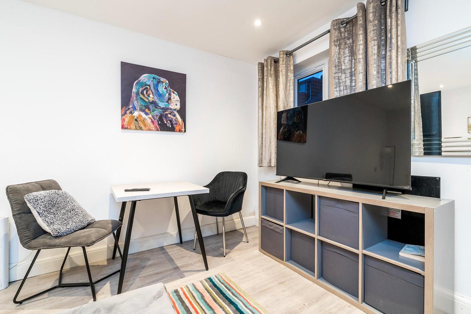 Cosy 1 Bedroom Walking Distance To Mall With Parking Available *