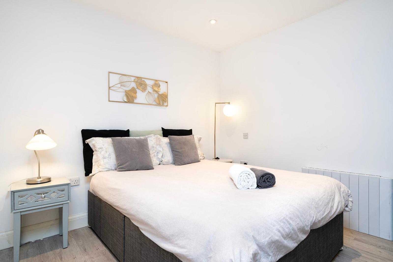Cosy 1 Bedroom Walking Distance To Mall With Parking Available Appartamento