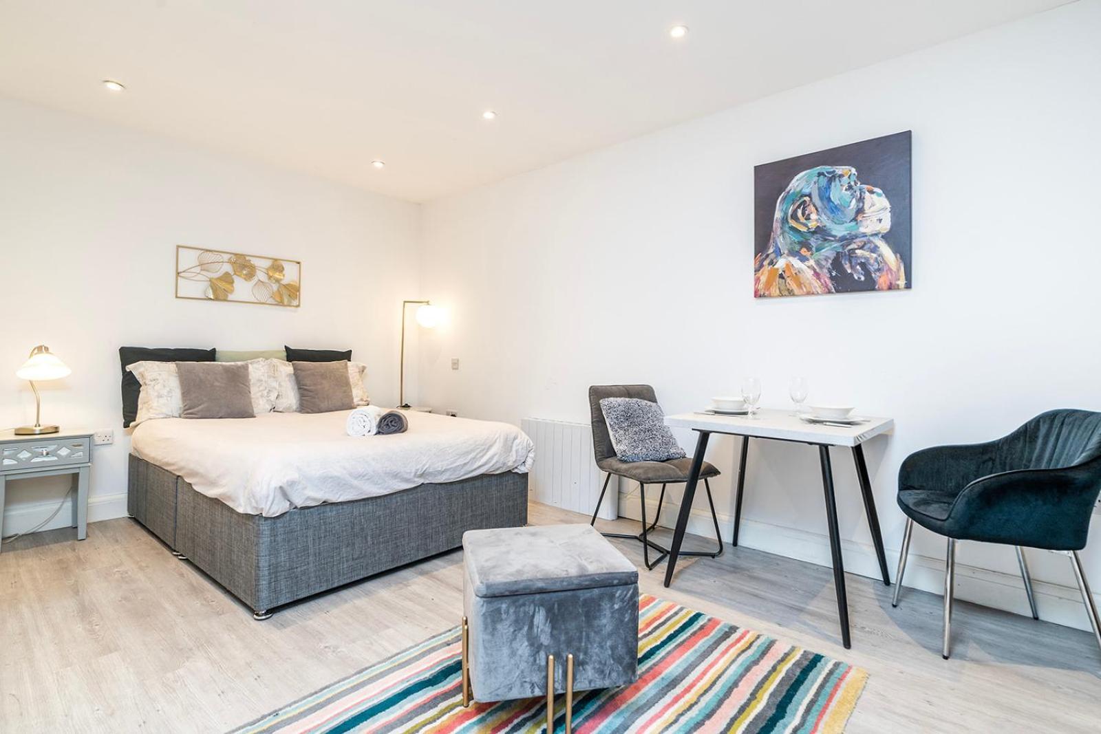 Appartamento Cosy 1 Bedroom Walking Distance To Mall With Parking Available Londra